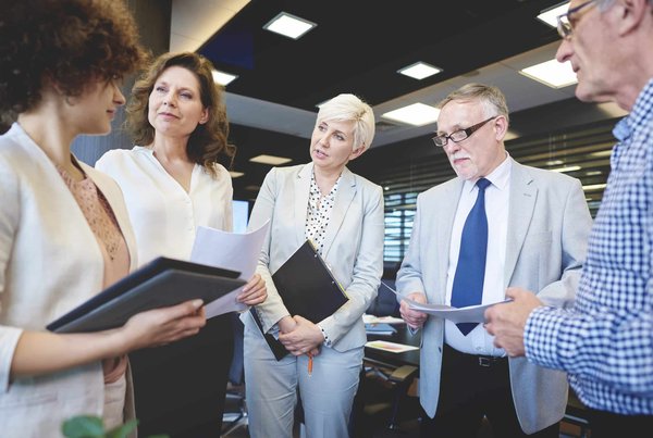 Quelles sont les options de matériaux pour les plaques funéraires ?