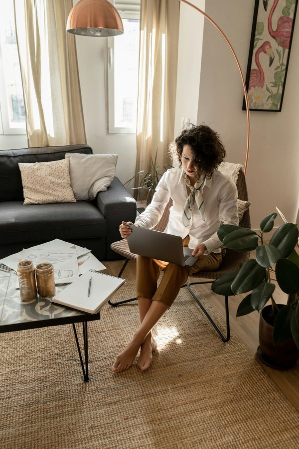 La table basse en bois flotté : charme rustique et authenticité